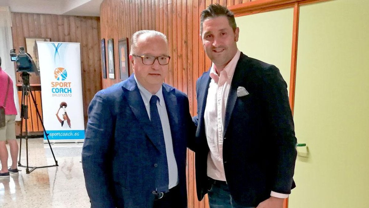 Maurizio Gherardini posa junto a AlbanoMartínez antes del comienzo del máster.-ECB
