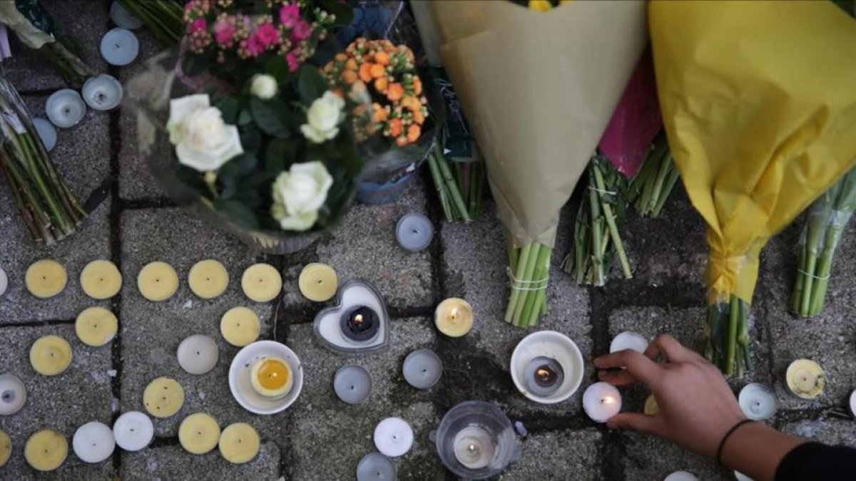 Velas por un joven de 18 años apuñalado el miércoles.-/ AFP / DANIEL LEAL-OLIVAS