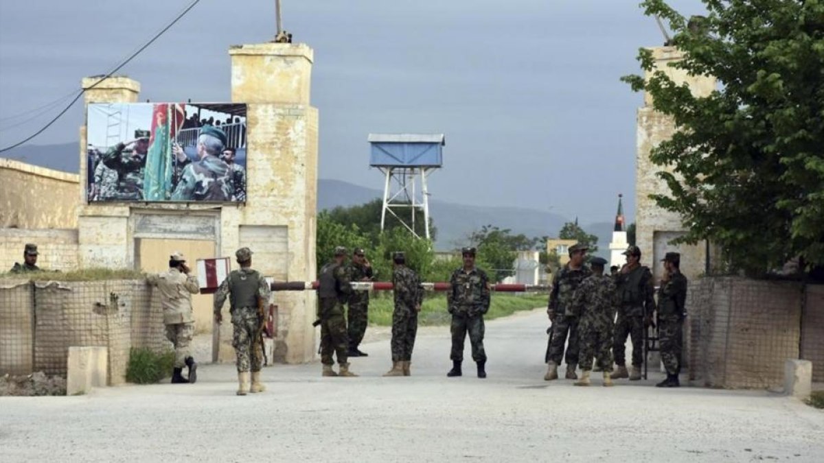Soldados afganos montan guardia en la entrada de una base militar en la provincia norteña de Mazar-e-Sharif, tras el ataque en la provincia de Balkh, el 21 de abril.-AP / MIRWAIS NAJAND