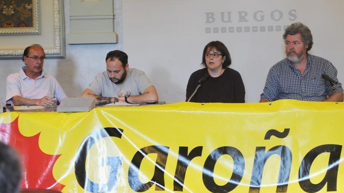 Juantxo López de Uralde, diputado nacional de Equo-Unidos Podemos (derecha) ayer en Burgos.-ISRAEL L. MURILLO