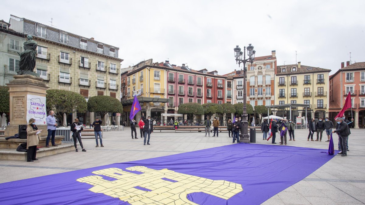 La Plaza Mayor de la capital burgalesa acoge la celebración del V Centenario de los Comuneros. SANTI OTERO