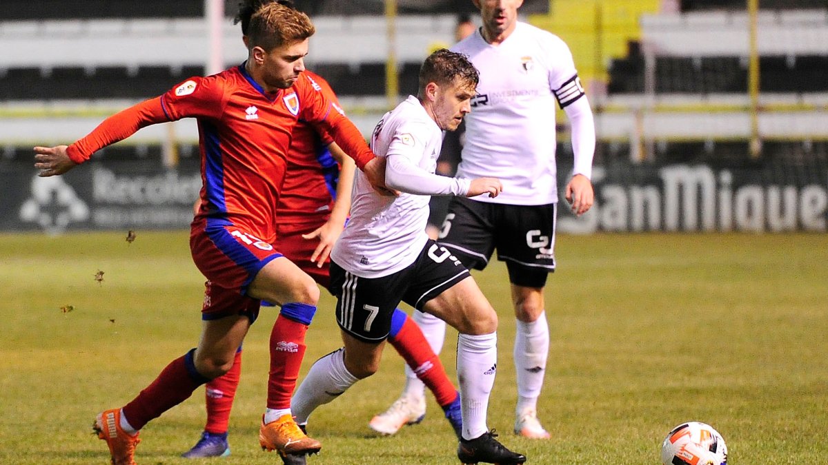 Juanma pugna con un rival por la posesión de la pelota. ISRAEL L. MURILLO
