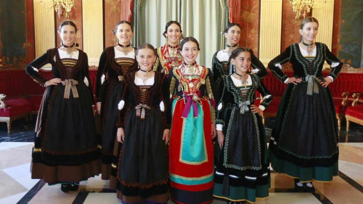Primera foto oficial de las Reinas y Corte de Honor de las Fiestas de San Pedro y San Pablo 2016.-RAÚL G. OCHOA