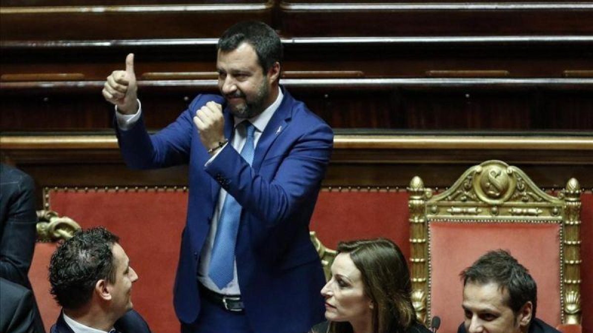 El ministro del Interior italiano, Matteo Salvini, celebra la aprobación de la ley de legitima defensa en el Senado de Italia.-GIUSEPPE LAMI (EFE)