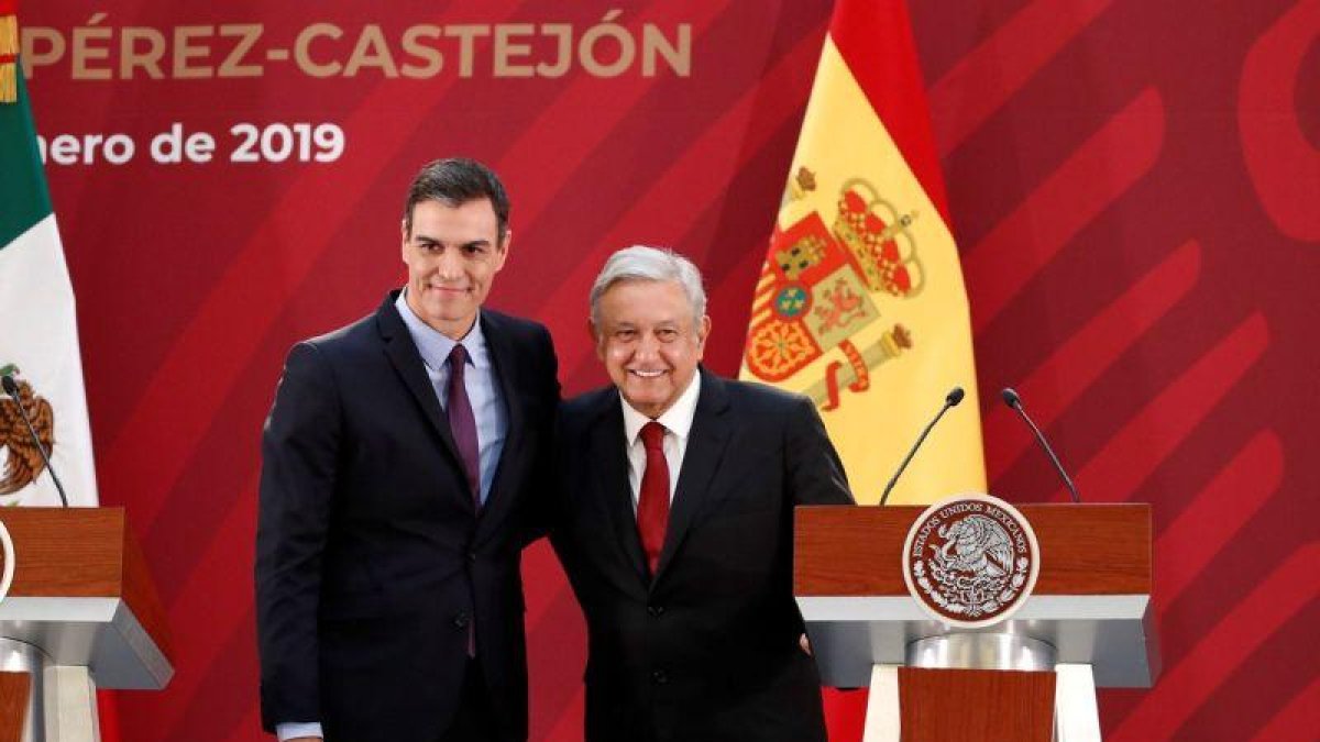 El presidente del Gobierno espanol Pedro Sanchez y el presidente de Mexico Andres Manuel Lopez Obrador.-EFE