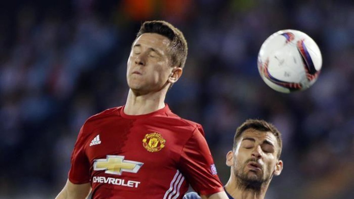 Herrera y Jonny disputan un balón aéreo.-EFE