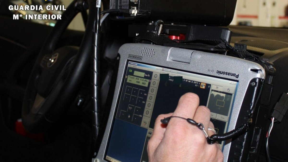 Radar en un vehículo de la Guardia Civil. GUARDIA CIVIL