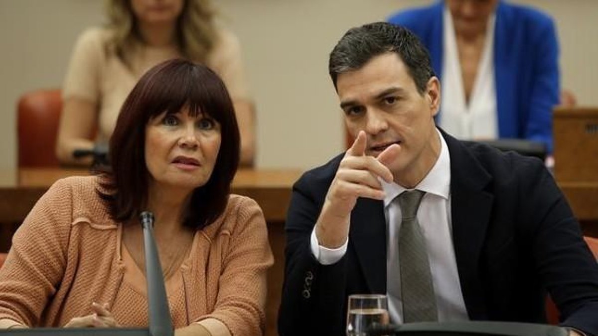 Pedro Sánchez y Micaela Navarro, en la reunión de los diputados y senadores del PSOE en el Congreso.-JOSÉ LUIS ROCA