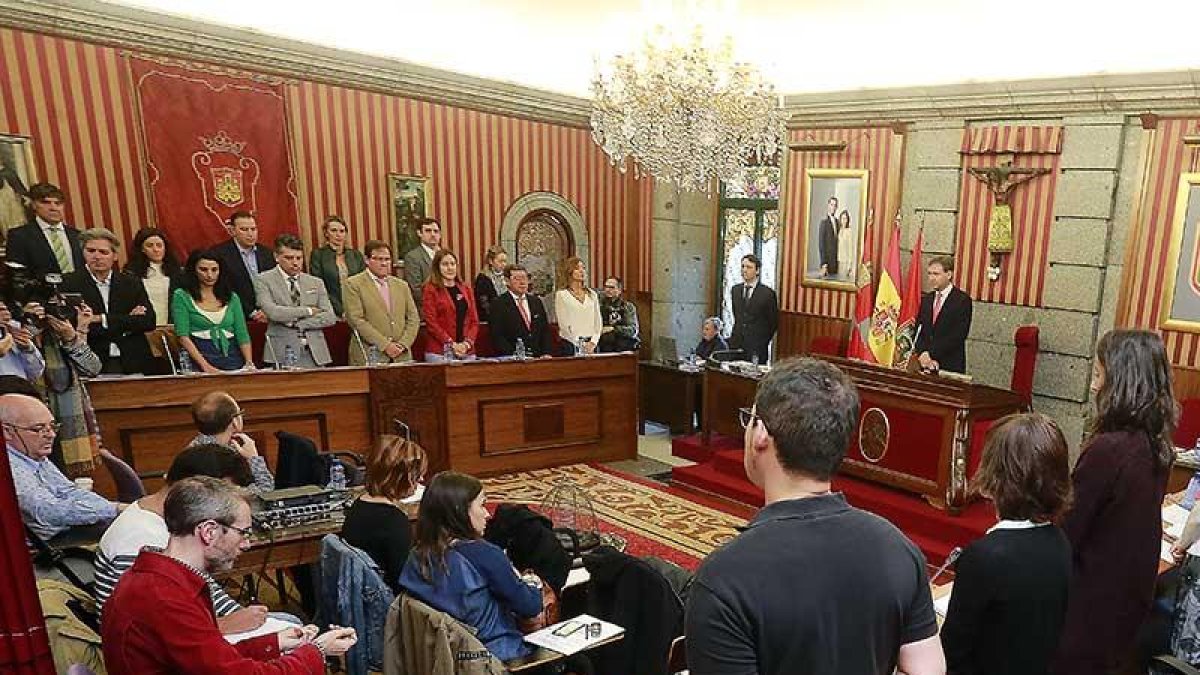 El Pleno guardó un minuto de silencio dedicado a Ana Belén Jiménez, última víctima de violencia de género en la provincia.-RAÚL G. OCHOA