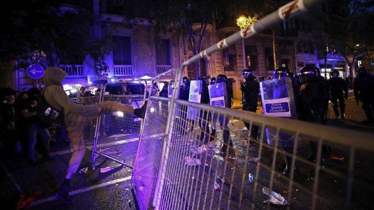 Incidentes en la concentración en los alrededores de la Delegación del Gobierno.-EMILIO MORENATTI / AFP