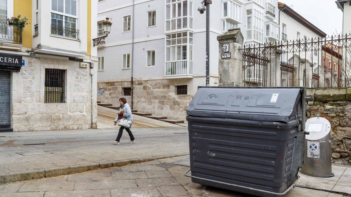 Un contenedor del modelo antiguo junto a otro soterrado en la calle Fernán González de la capital burgalesa. SANTI OTERO