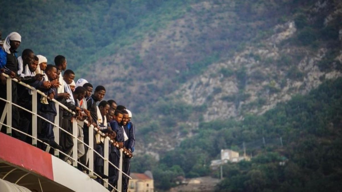 Cientos de inmigrantes llegan al puerto de Salerno-CESARE ABBATE