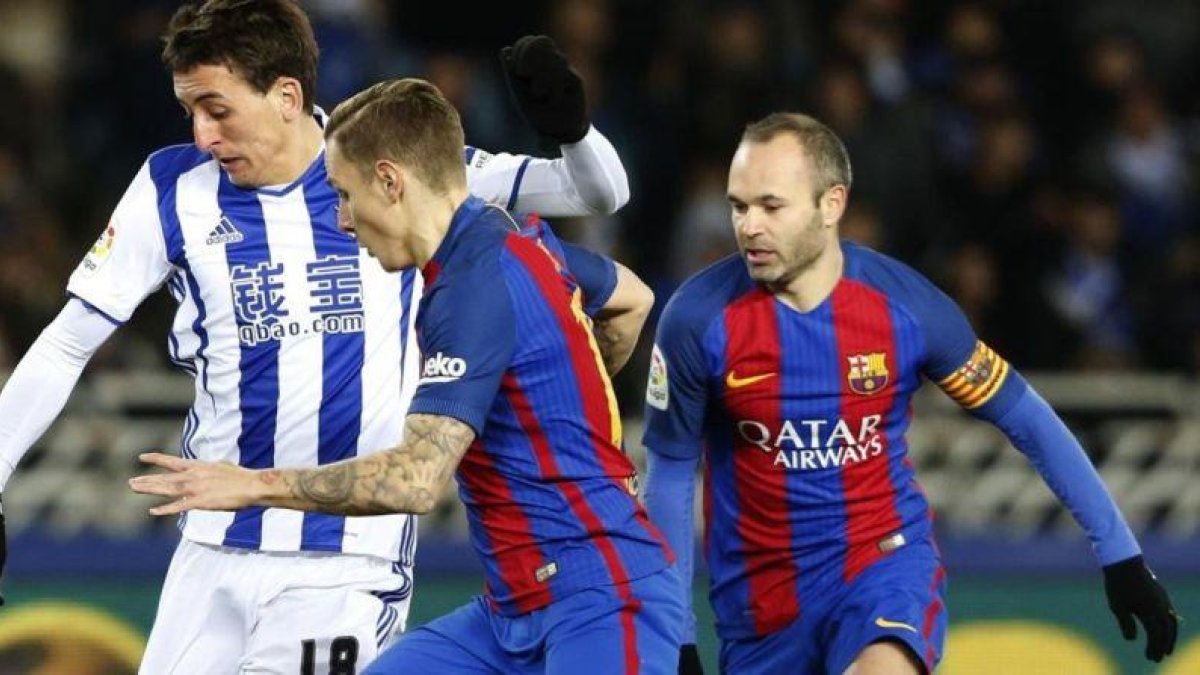 Iniesta, en una jugada con Oyarzabal y Digne durante el partido del jueves en San Sebastián.-EFE / JUAN HERRERO
