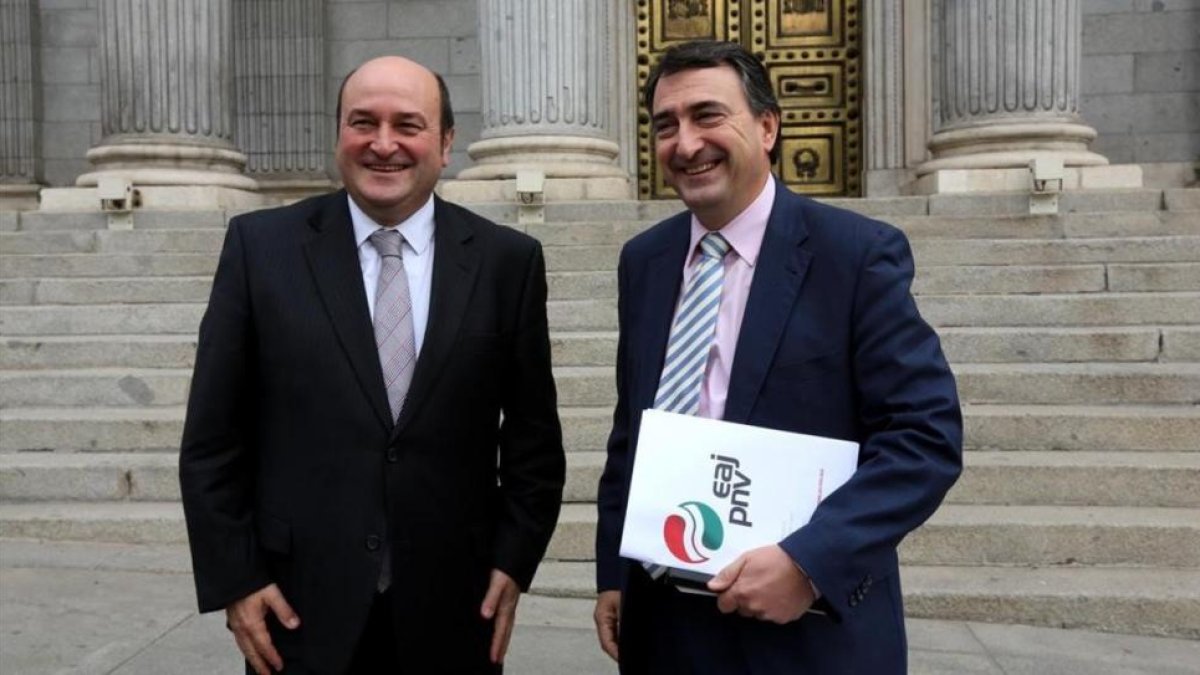 El presidente del PNV, Andoni Ortuzar, y el portavoz del grupo nacionalista vasco en el Congreso, Aitor Esteban, a las puertas de la Cámara baja.-JOSE MANUEL PRATS