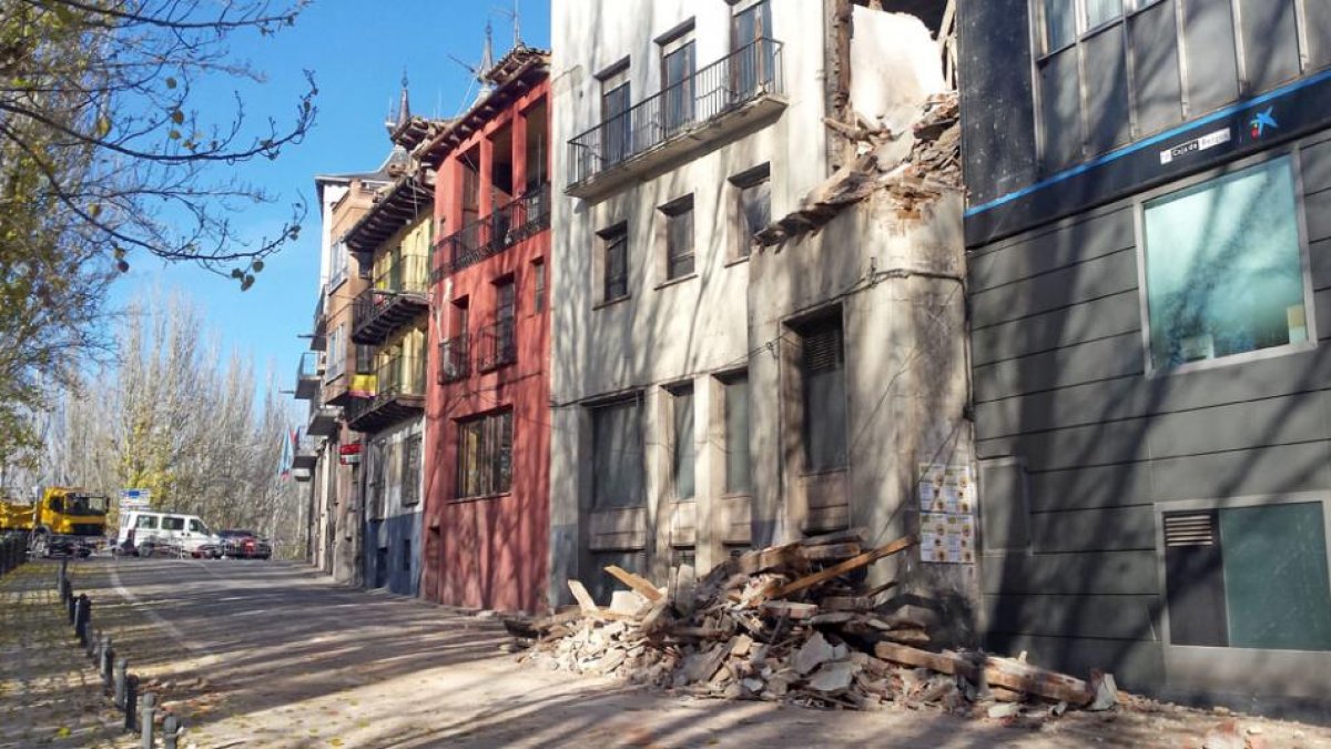 Parte de los escombros seguían ayer en la calle.-L. V.