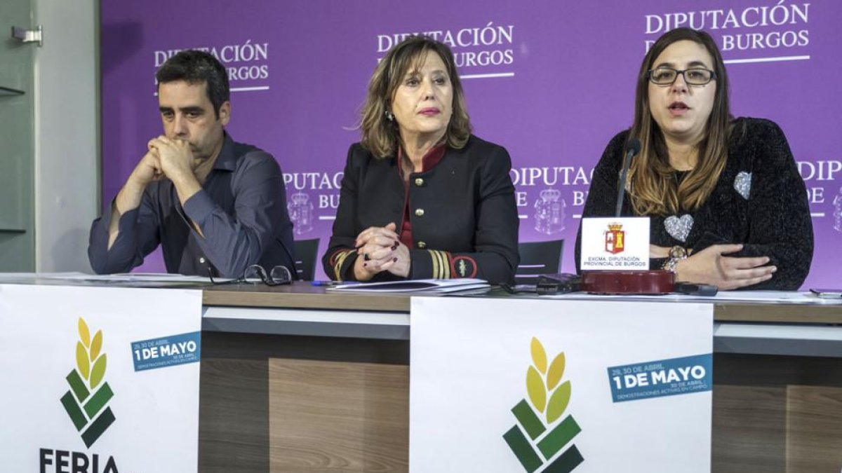 Alfredo González, Montserrat Aparicio y Celia Izquierdo, ayer, durante la presentación de la feria.-SANTI OTERO