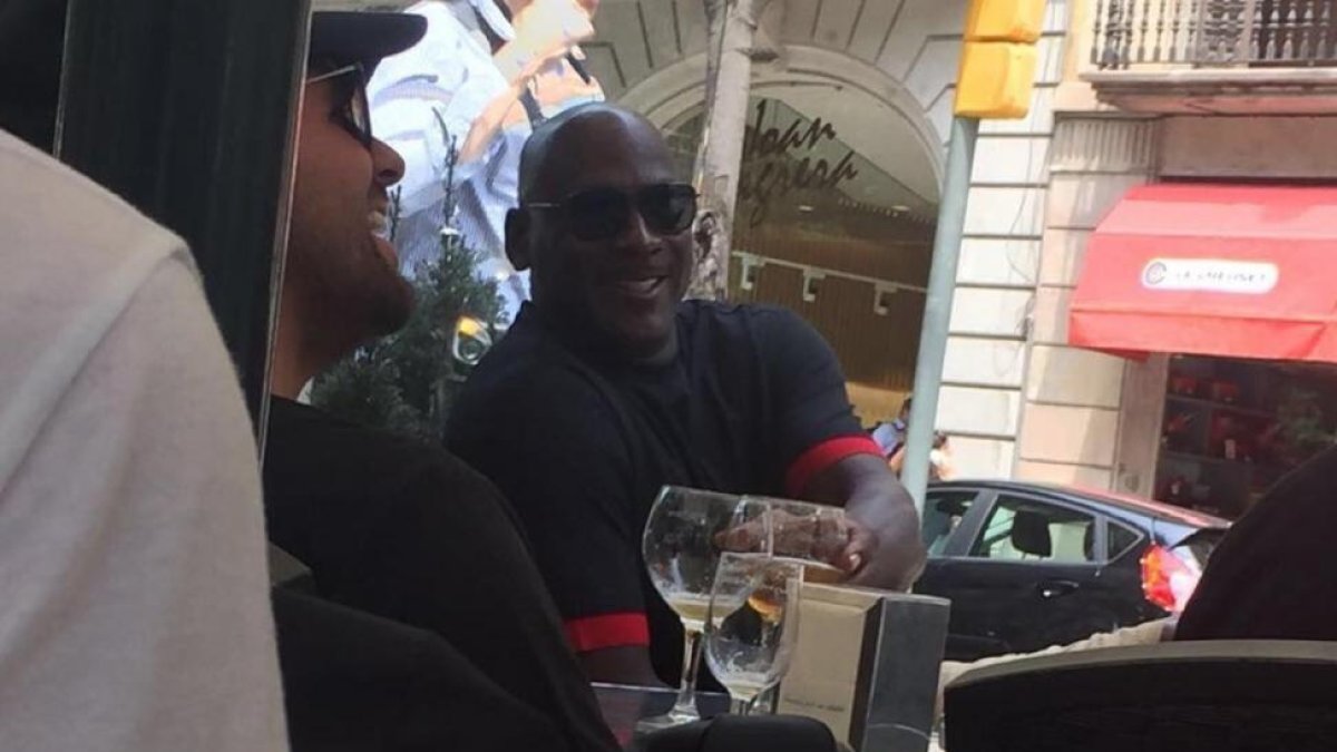 Michael Jordan, sonriente en una terraza de la Rambla de Catalunya.-CE CONGRÉS