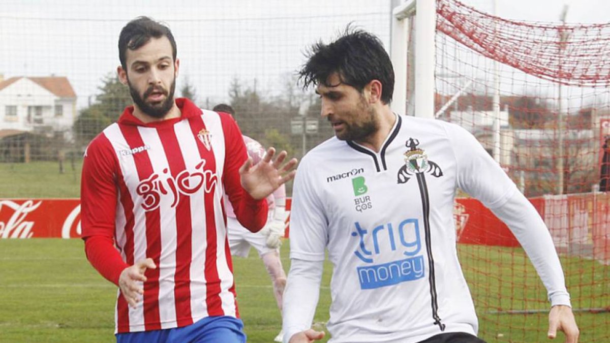 Quesada controla el balón durante un partido.-ECB