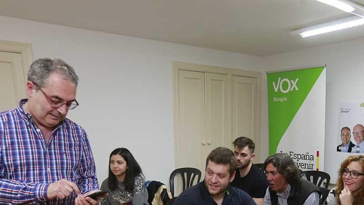 Ángel Martín comprueba los resultados junto a un grupo de afiliados.-RAÚL G. OCHOA