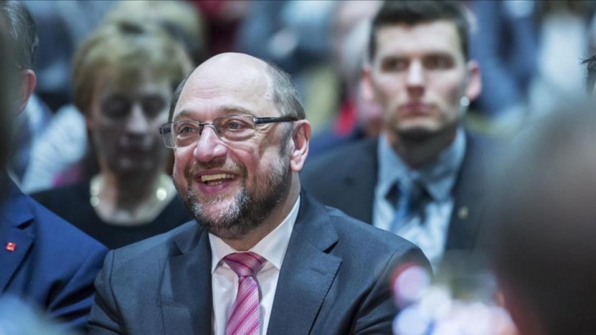 Schulz sonríe en un mitin electoral en Leipzig, el 27 de febrero.-GETTY IMAGES / JENS-ULRICH KOCH
