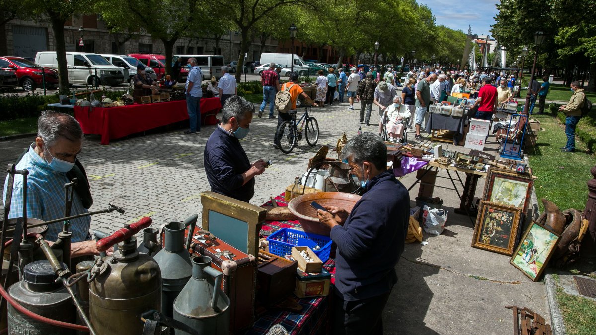 Decenas de burgaleses aprovecharon la buena mañana para acercarse a la nueva ubicación del mercadillo de antigüedades. TOMÁS ALONSO