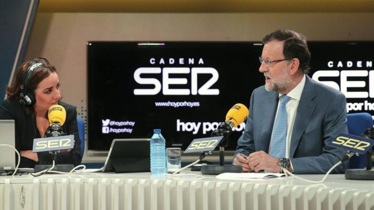 La periodista Pepa Bueno entrevista al presidente del Gobierno  Mariano Rajoy en 'Hoy por hoy', el programa má oído de la radio en España.-BALLESTEROS
