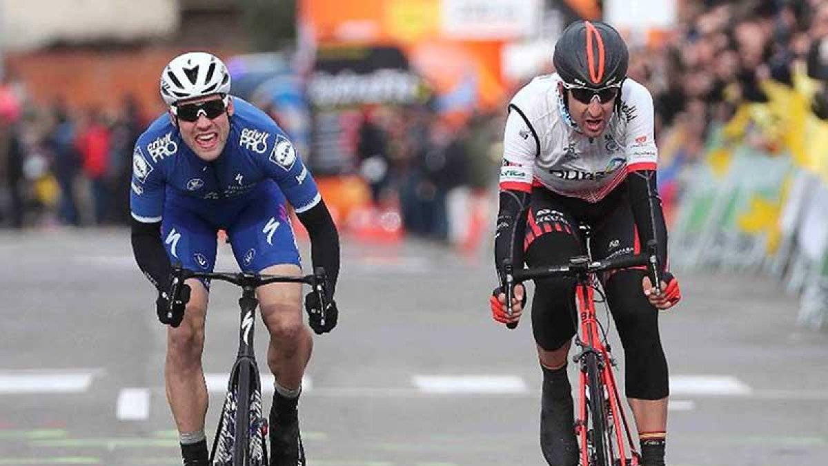 Schachmann supera en los últimos metros a Diego Rubio.-PHOTO GOMEZ SPORT