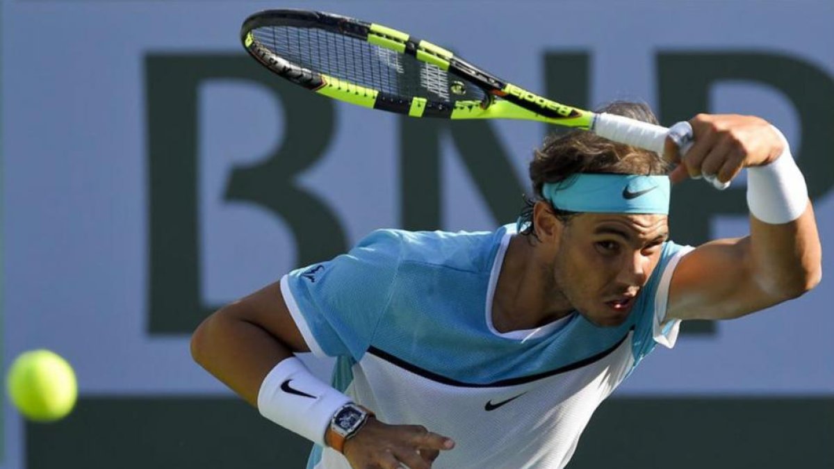 Rafa Nadal responde a un saque de Fernando Verdasco en el partido de esta pasada noche.-MARK J. TERRILL / AP