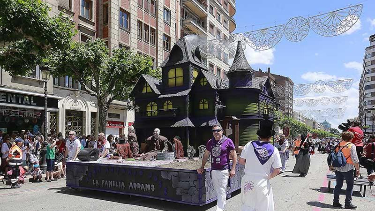 Primer premio para la carroza ‘La Familia Adams’ de la Peña Antonio José.-RAÚL OCHOA