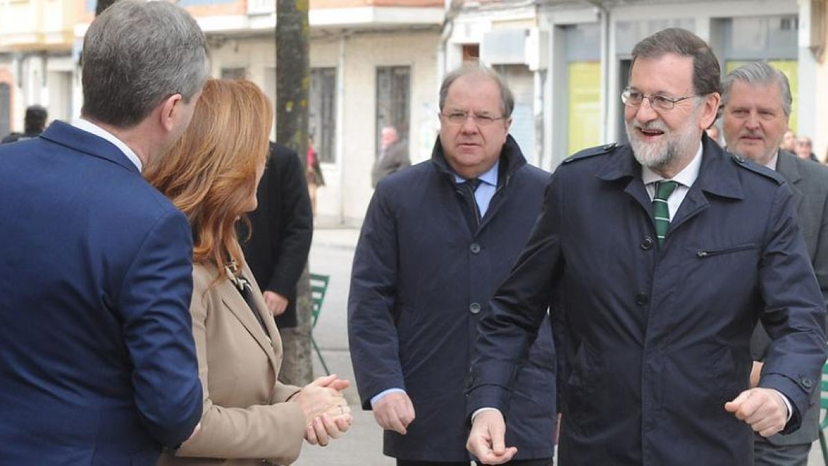 Rajoy se dirige a saludar a la presidenta de las Cortes y al alcalde de Burgos, ambos con cargos de responsabilidad en el PP de Castilla y León-ISRAEL L. MURILLO