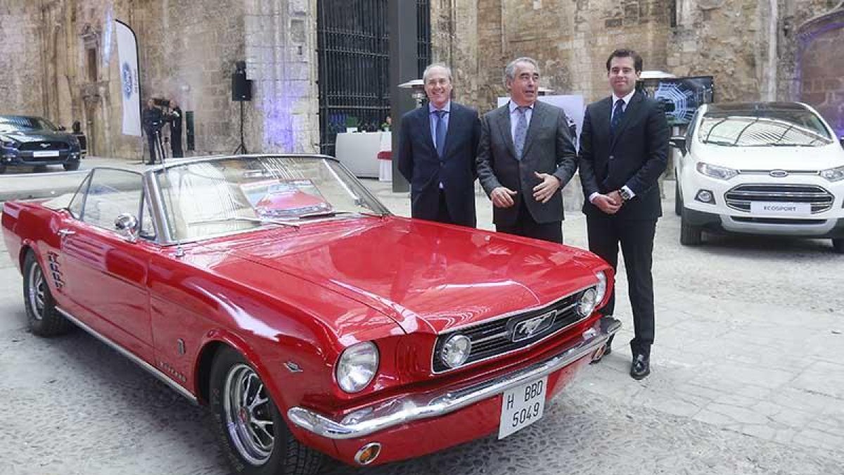 Fernando Andrés, presidente de Autocid Ford, posa junto a los directivos José María Bañares y Jaime Prado en la inauguración de la muestra.-RAÚL G. OCHOA