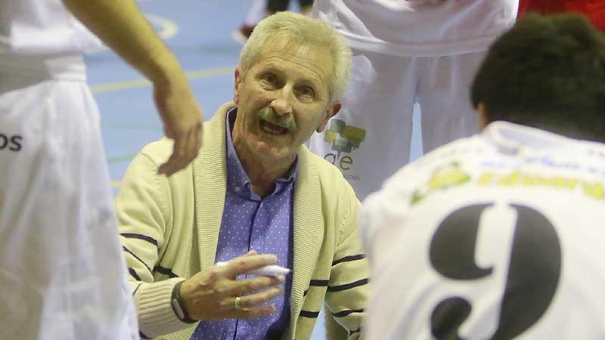Evaristo Pérez Torices se dirige a sus jugadores durante un tiempo muerto.-RAÚL OCHOA
