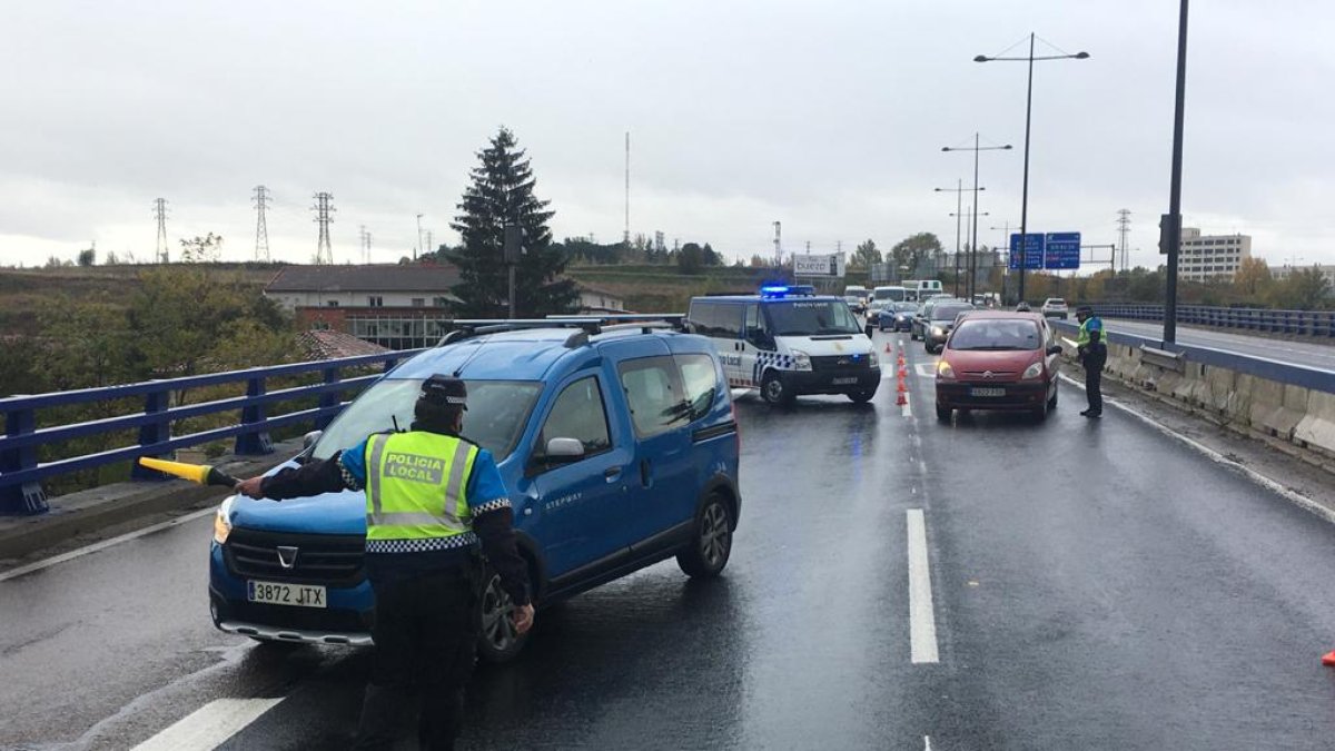 Control de la Policía Local en el acceso a Burgos por la BU-11. ISRAEL L. MURILLO