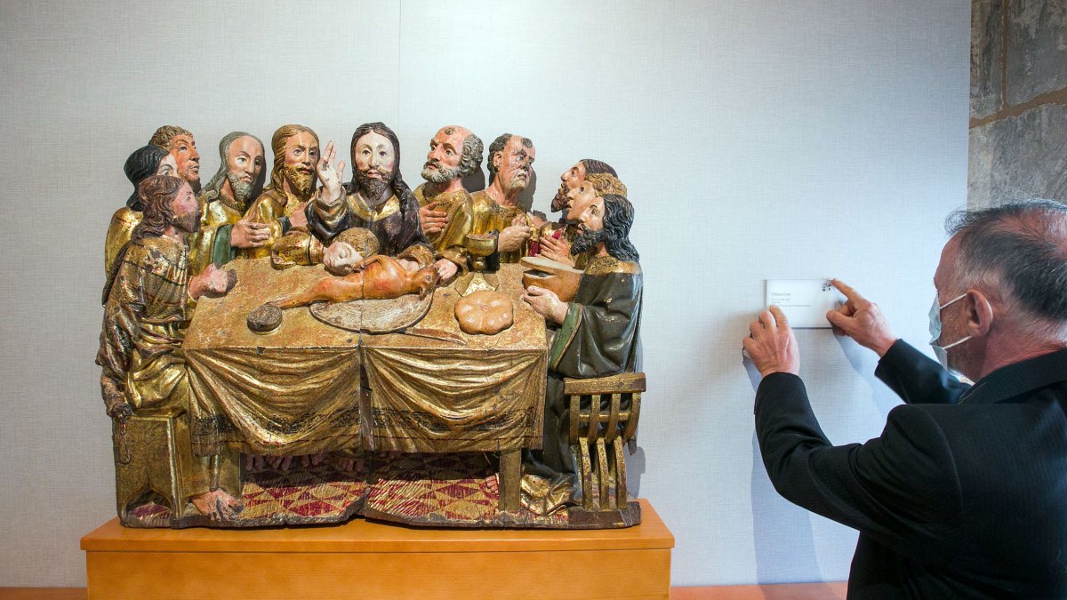 García Ibeas coloca uno de los carteles de la exposición.TOMÁS ALONSO