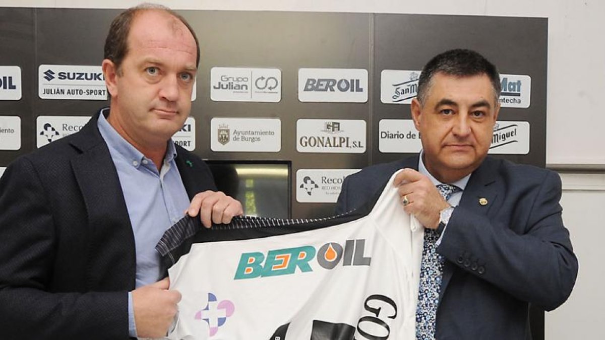 Huidobro (Beroil) y José Luis García (Burgos CF), ayer, en El Plantío.-ISRAEL L. MURILLO