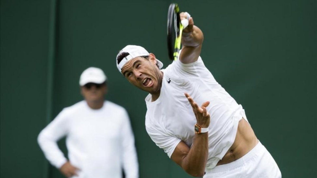 Rafael Nadal se entrena ante la mirada de su tío Toni.-PETER KLAUNZER