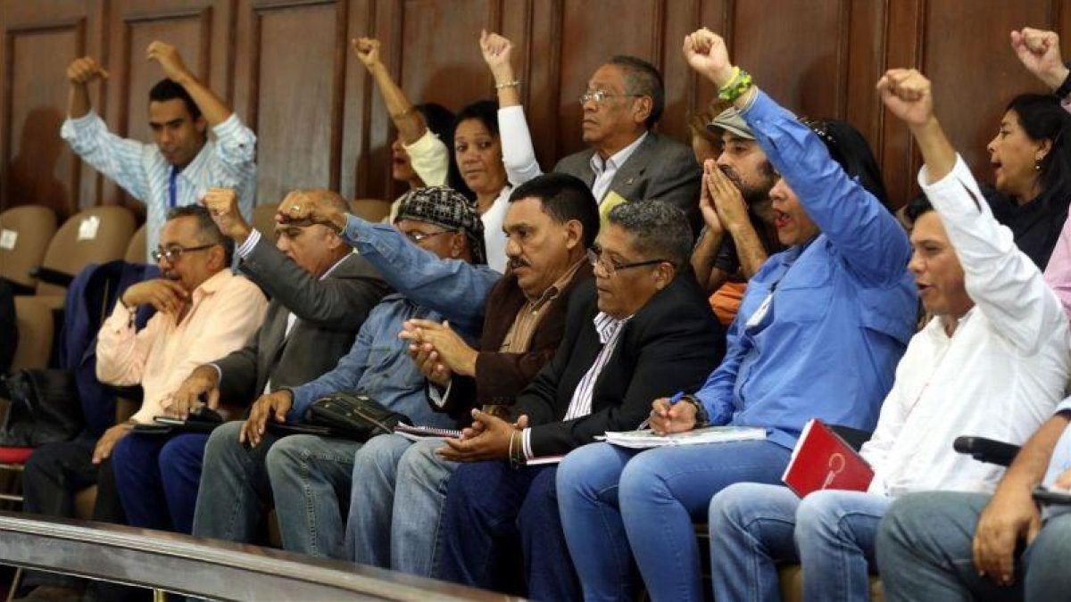 Miembros de la Asamblea Constituyente en una de las sesiones en Caracas.-EFE
