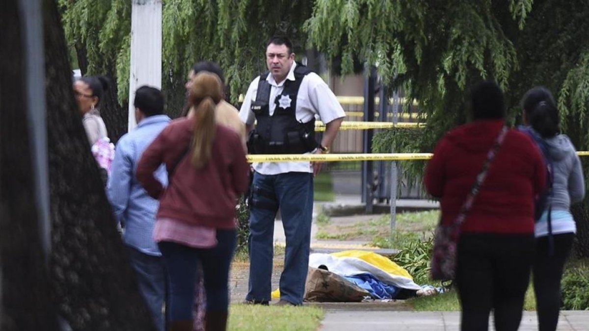 Un policía de Fresno en el lugar del tiroteo, este martes.-AP / JOHN WALKER
