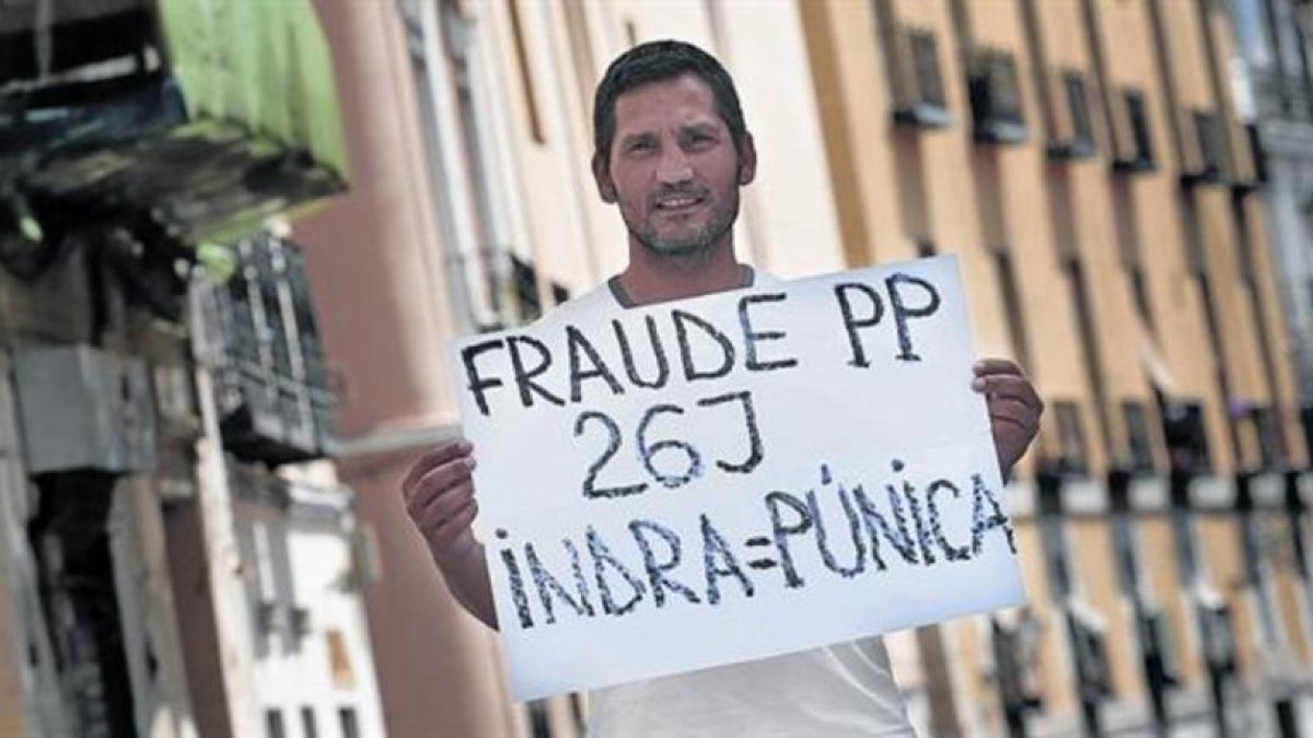 Lagarder Danciu, posando con una pancarta.-AGUSTÍN CATALÁN