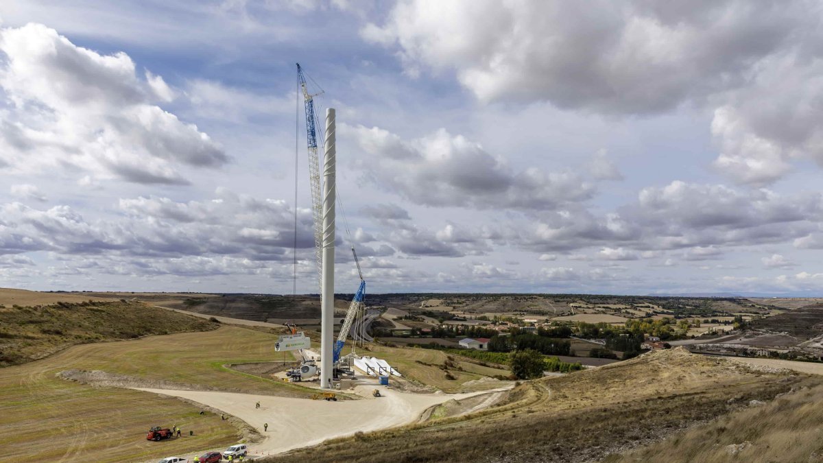 Iberdrola instalando el primer aero del complejo eólico Herrera II Burgos en las cercanías del nuevo parque de Buniel.