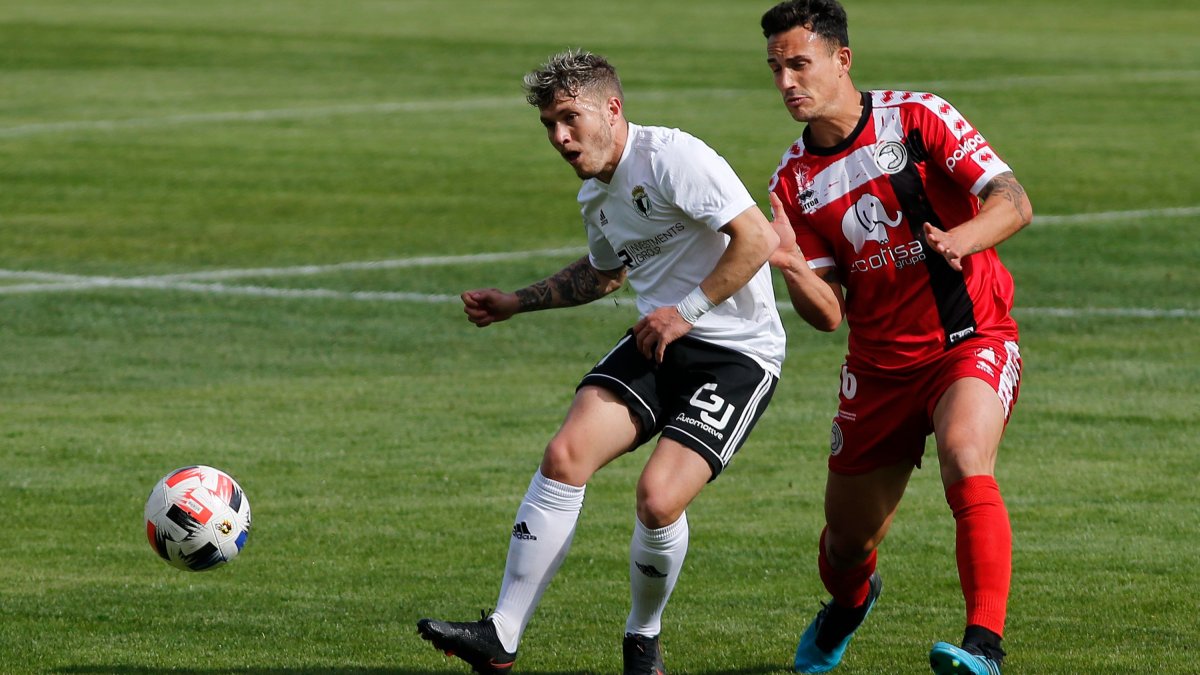 Juanma cambia el juego en el partido ante el Unionistas. SANTI OTERO