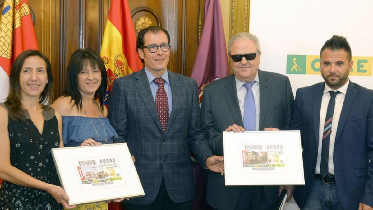 Ambos alcaldes (extremos de la imagen) recibieron una réplica enmarcada de los cupones que saldrán este mes.-ECB