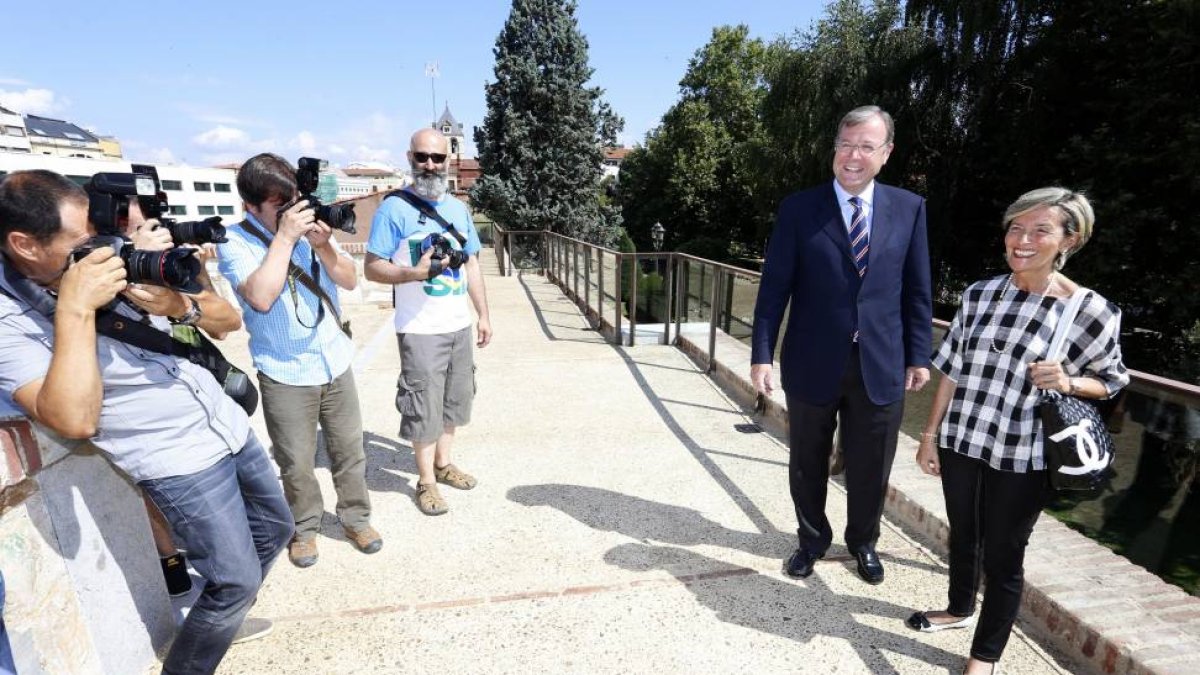 El alcalde de León, Antonio Silván y la Concejala de Urbanismo, Ana Franco, visitan las obras de rehabilitación de la muralla del parque del Cid-Ical