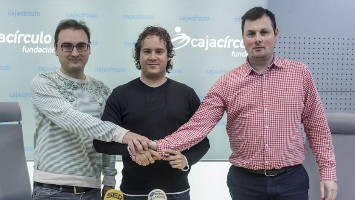 Esteban Palacios y Carlos Cámara estrechan la mano de José Ángel de la Iglesia en su presentación oficial.-Santi Otero