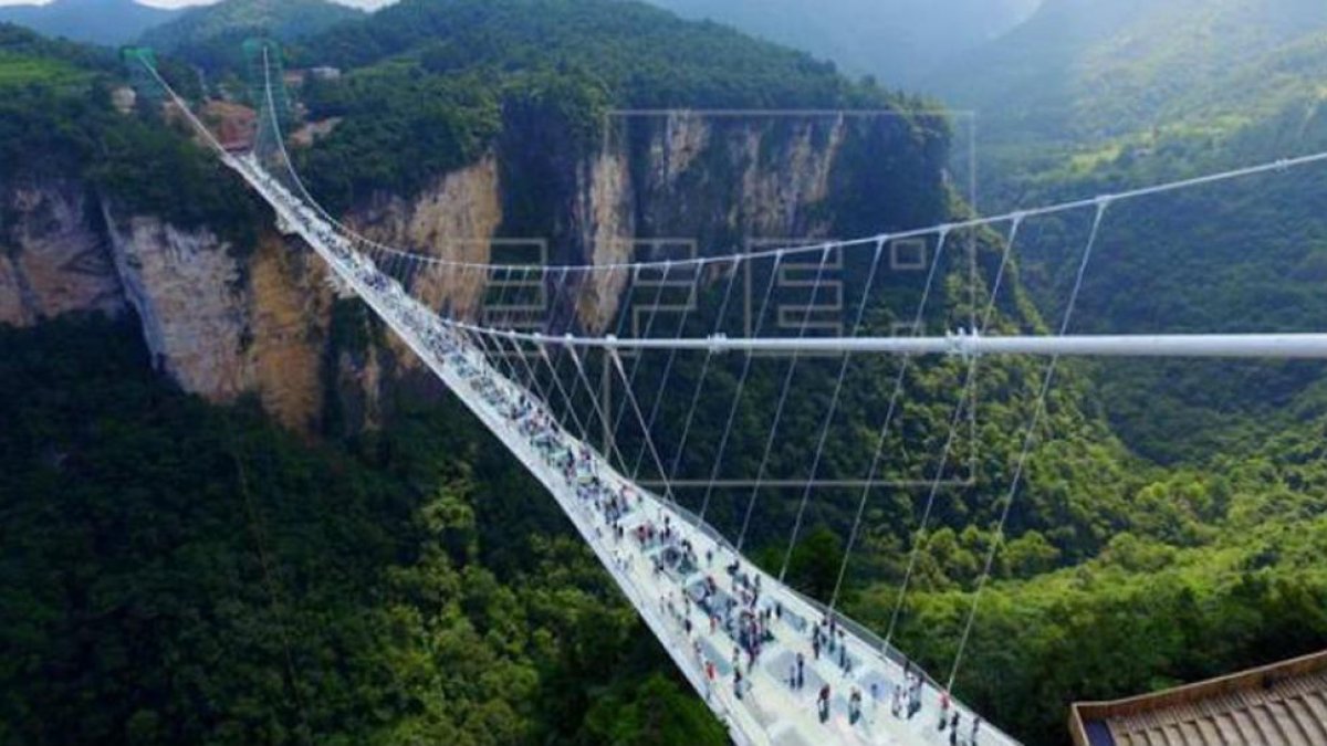 El puente de cristal en el Parque Forestal de Tianmenshan.-EFE