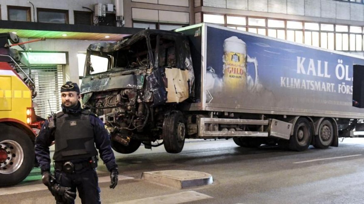 La policía retira, este viernes por la noche, el camión con el que un terrorista perpetró un atentado en el centro de Estocolmo.-EFE / MAJA SUSLIN