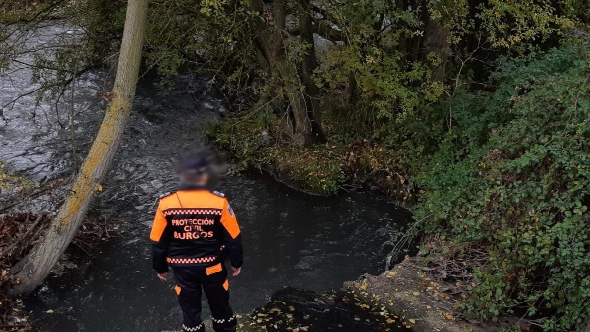 Un voluntario de Protección Civil busca por la zona del río Vena.-@PCivilBurgos
