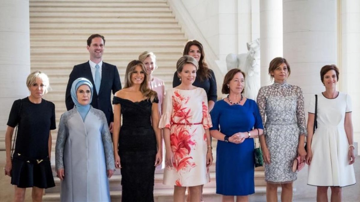 De izquierda a derecha, Brigitte Macron, Emine Gulbaran Erdogan, Melania Trump, la reina Matilde de Bélgica, Ingrid Schulerud, Desislava Radeva, Amelie Derbaudrenghien, y en la segunda fila, Gauthier Destenay, Mojca Stropnik y Thora Margret Baldvinsdottir-AFP