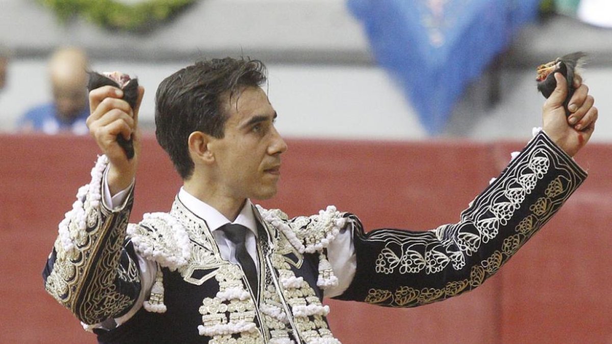 El diestro, con dos de los tres trofeos que consiguió ayer.-SANTI OTERO