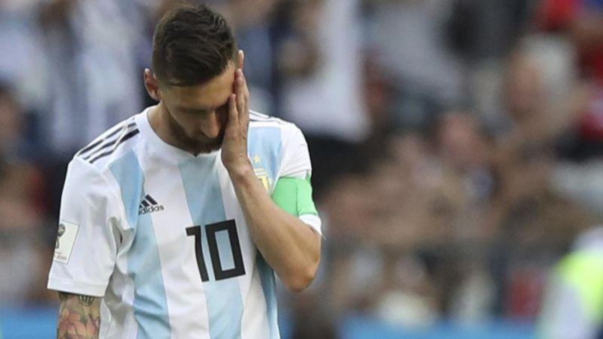 La apesadumbrada reacción de Messi al consumarse la derrota de Argentina contra Francia.-AP / THANASSIS STAVRAKIS